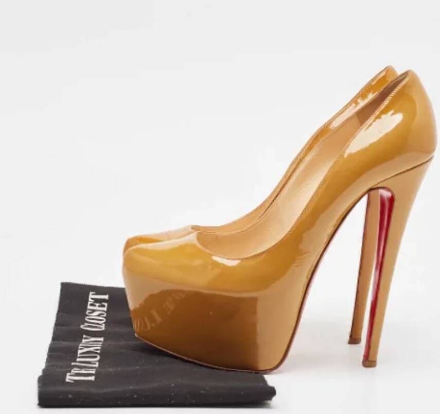 Christian Louboutin Pre-owned Leather heels Beige Dames