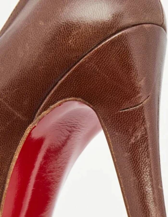 Christian Louboutin Pre-owned Leather heels Brown Dames