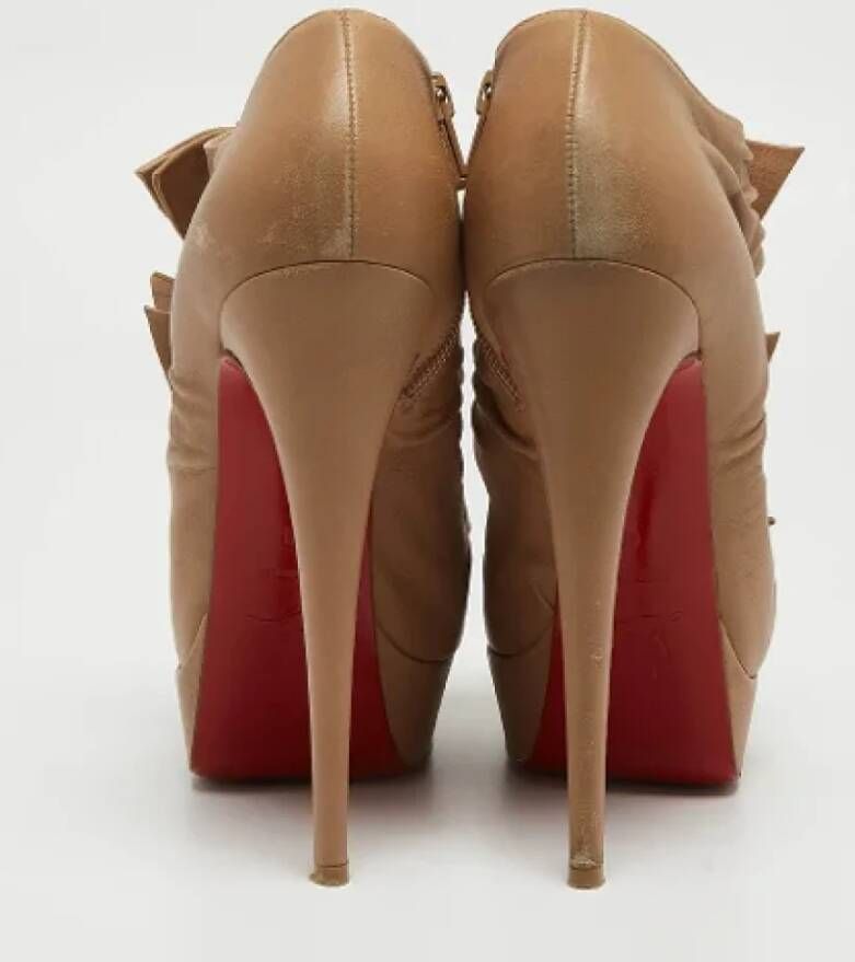 Christian Louboutin Pre-owned Leather heels Brown Dames