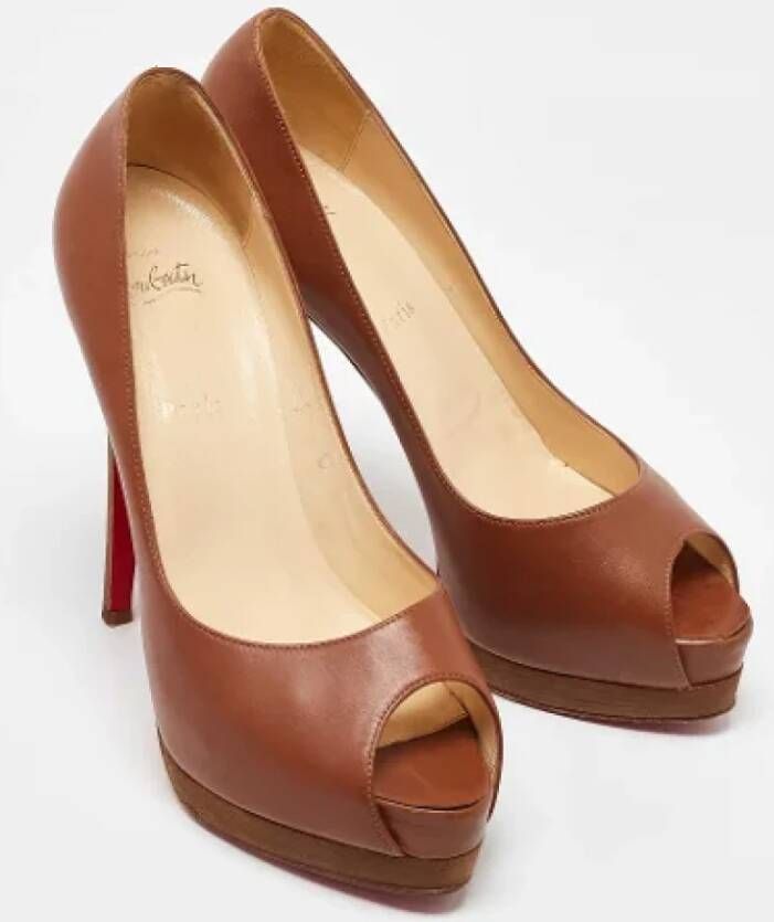 Christian Louboutin Pre-owned Leather heels Brown Dames