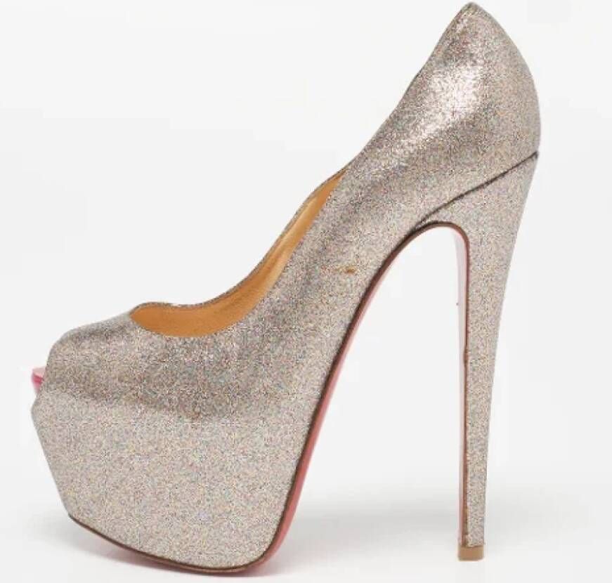 Christian Louboutin Pre-owned Leather heels Gray Dames