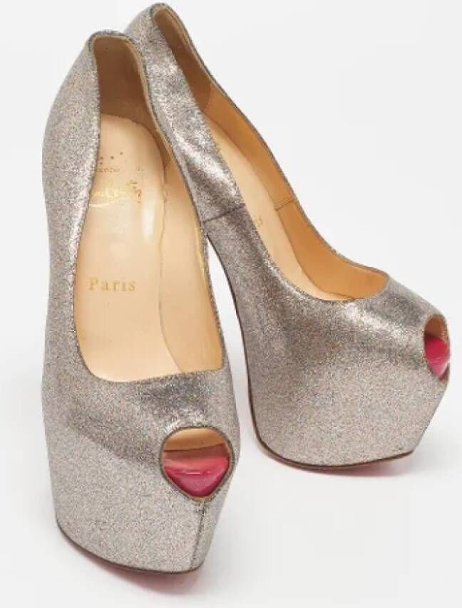 Christian Louboutin Pre-owned Leather heels Gray Dames