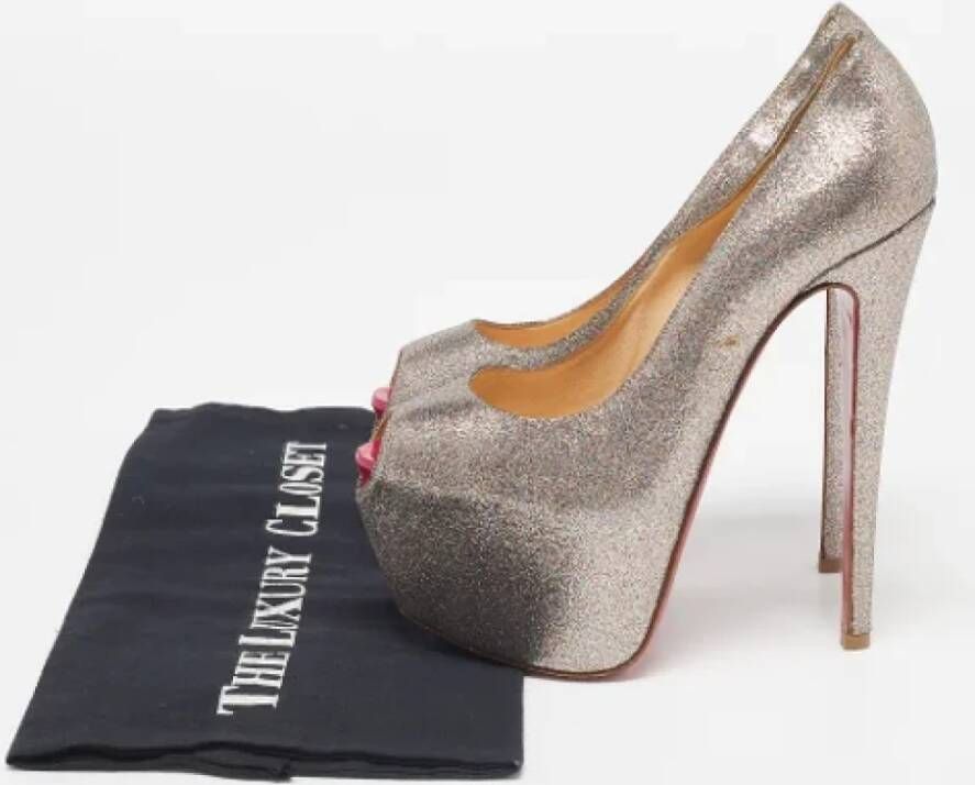 Christian Louboutin Pre-owned Leather heels Gray Dames