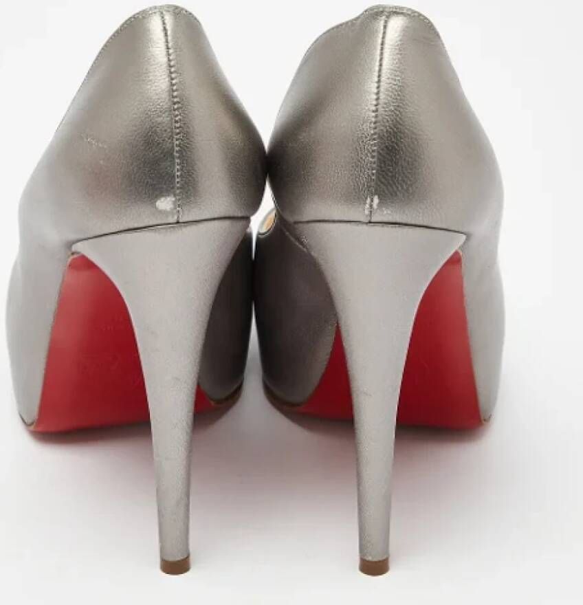 Christian Louboutin Pre-owned Leather heels Gray Dames