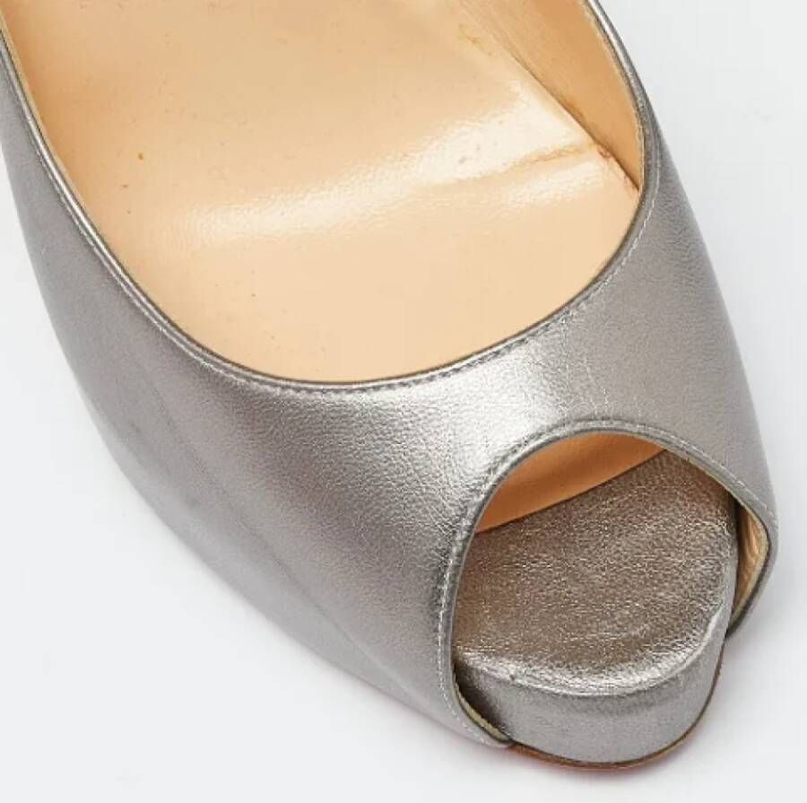 Christian Louboutin Pre-owned Leather heels Gray Dames