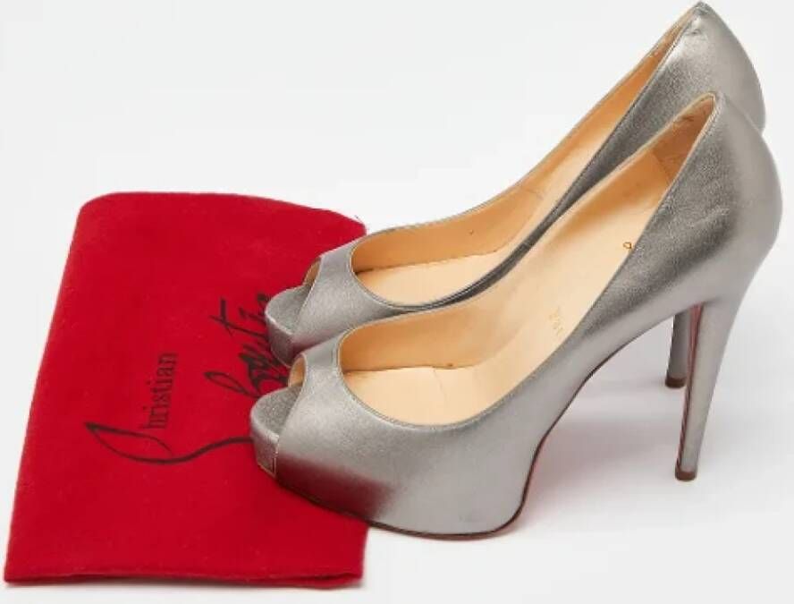 Christian Louboutin Pre-owned Leather heels Gray Dames