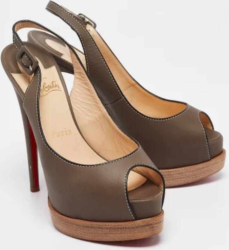 Christian Louboutin Pre-owned Leather heels Gray Dames