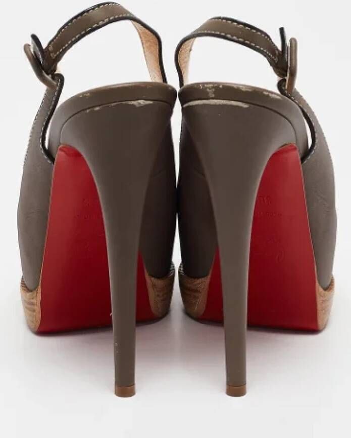 Christian Louboutin Pre-owned Leather heels Gray Dames