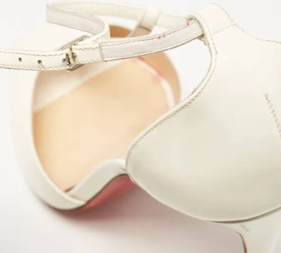 Christian Louboutin Pre-owned Leather heels White Dames