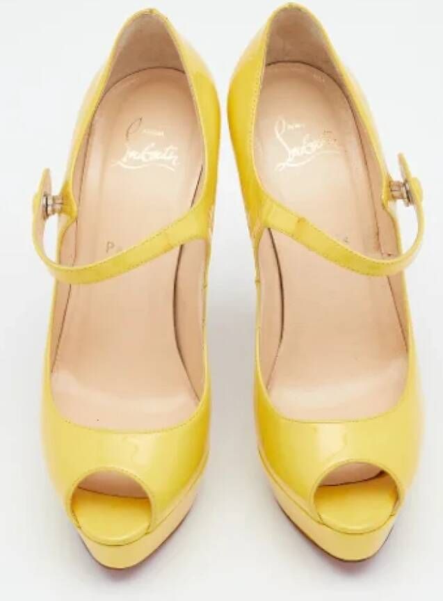 Christian Louboutin Pre-owned Leather heels Yellow Dames