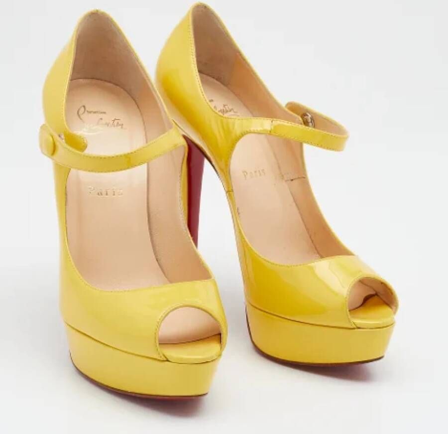 Christian Louboutin Pre-owned Leather heels Yellow Dames