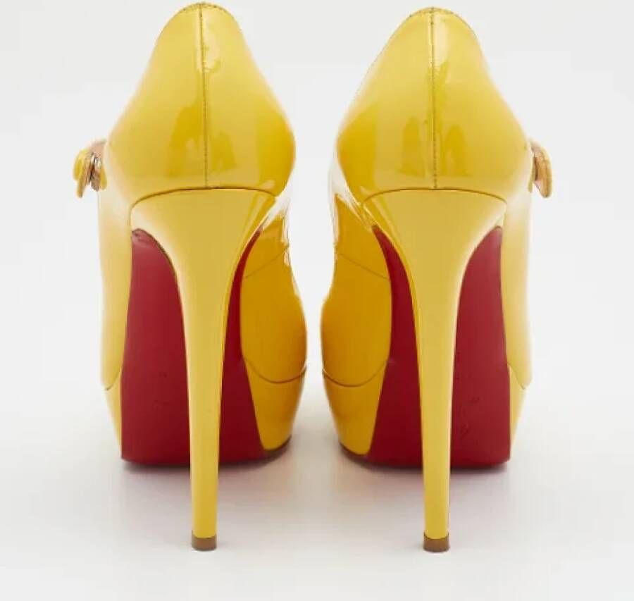 Christian Louboutin Pre-owned Leather heels Yellow Dames