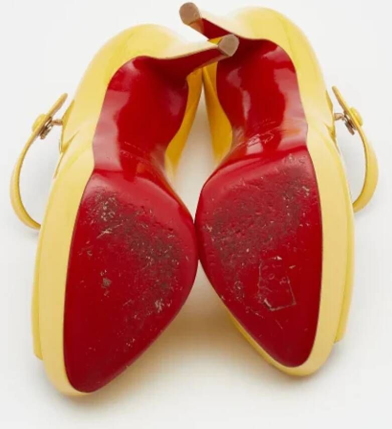 Christian Louboutin Pre-owned Leather heels Yellow Dames