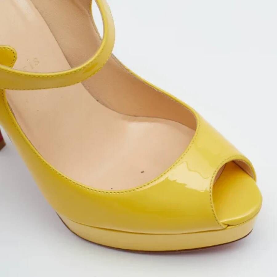 Christian Louboutin Pre-owned Leather heels Yellow Dames