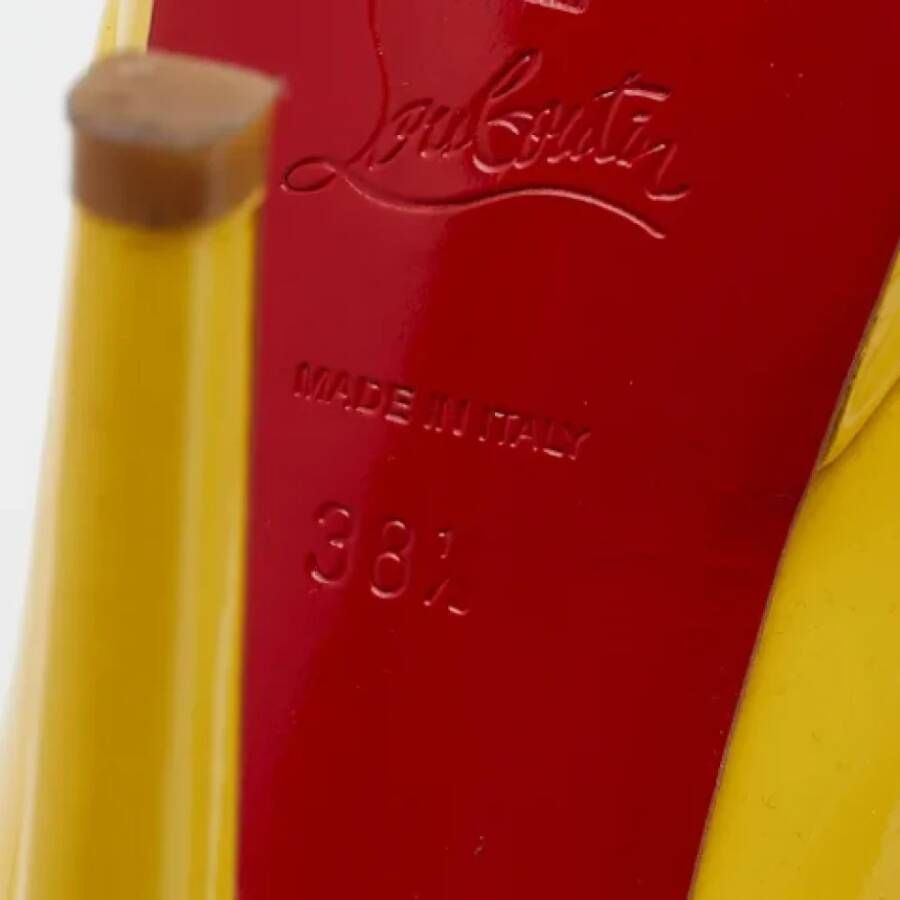 Christian Louboutin Pre-owned Leather heels Yellow Dames