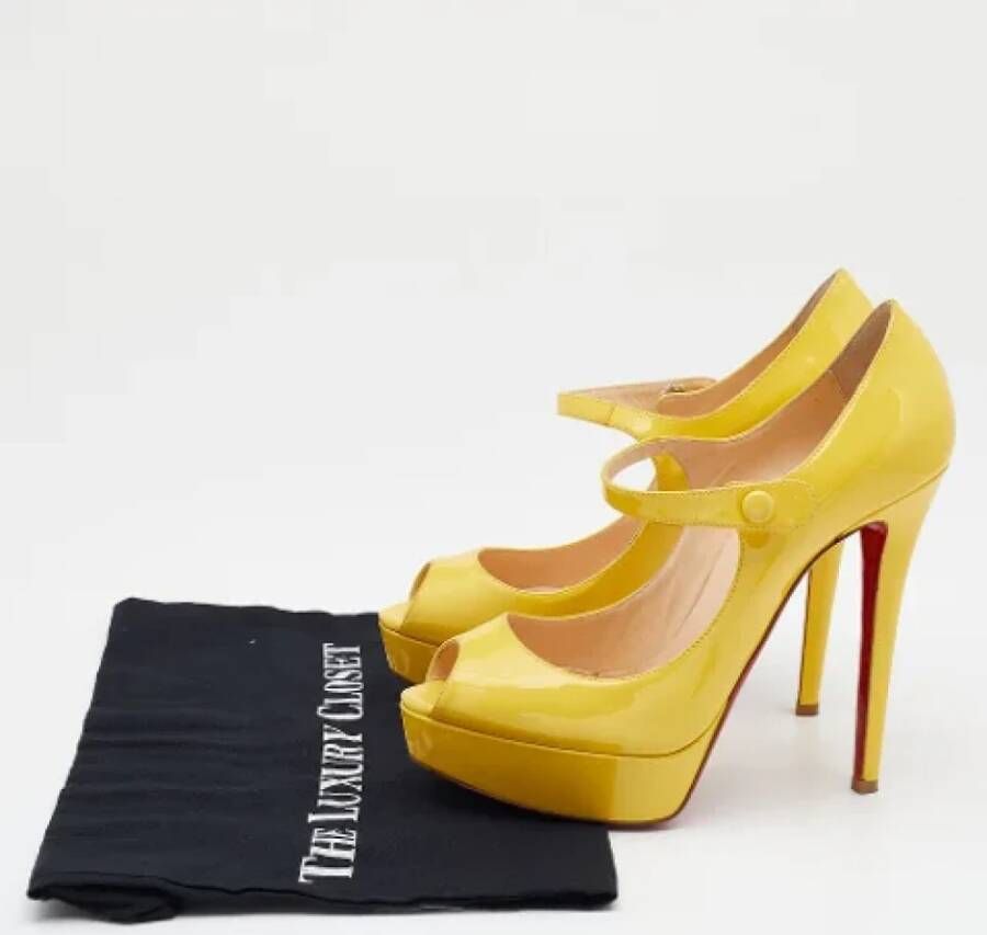 Christian Louboutin Pre-owned Leather heels Yellow Dames