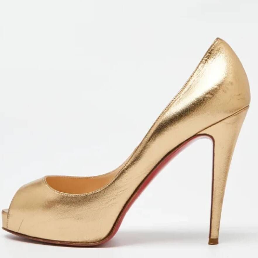 Christian Louboutin Pre-owned Leather heels Yellow Dames