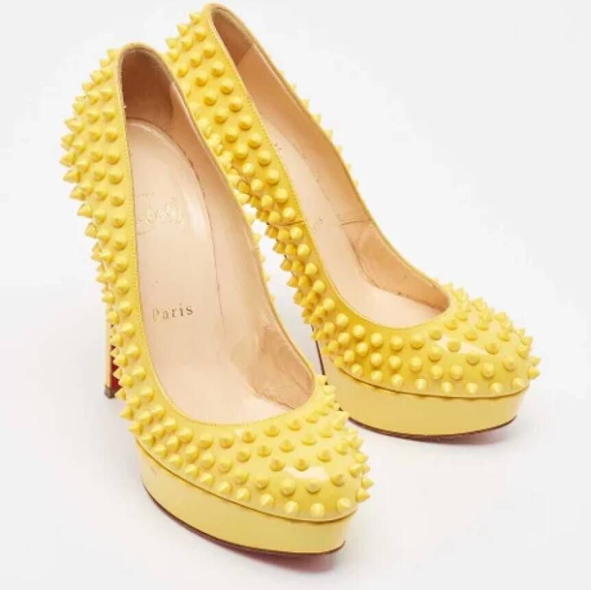 Christian Louboutin Pre-owned Leather heels Yellow Dames