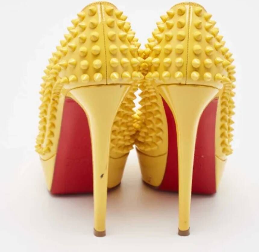 Christian Louboutin Pre-owned Leather heels Yellow Dames