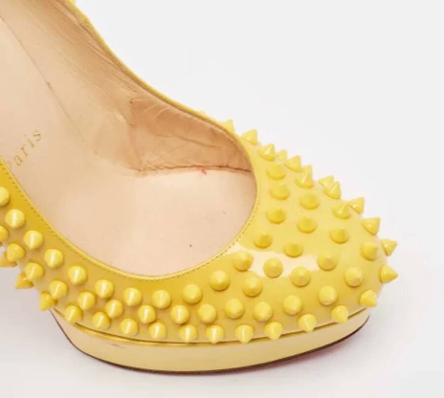 Christian Louboutin Pre-owned Leather heels Yellow Dames