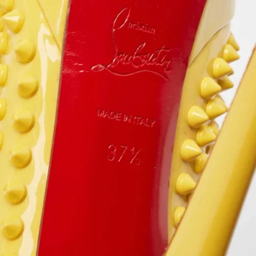 Christian Louboutin Pre-owned Leather heels Yellow Dames