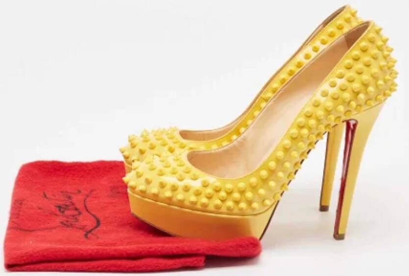 Christian Louboutin Pre-owned Leather heels Yellow Dames