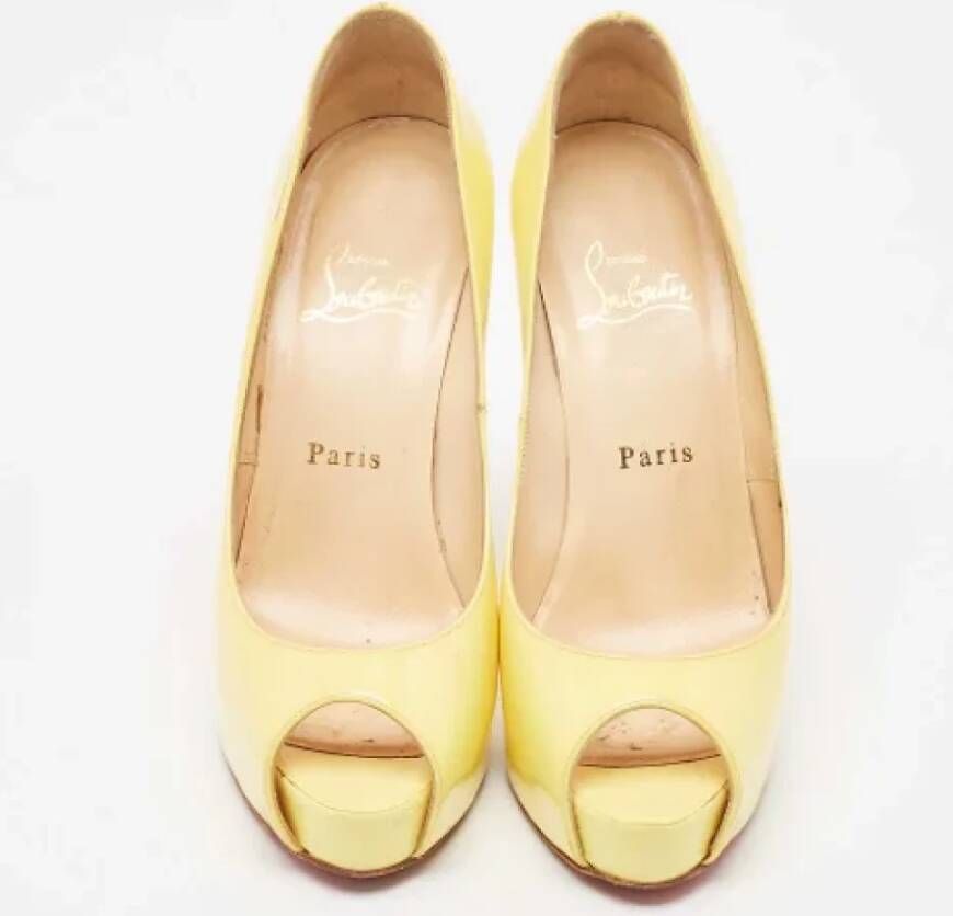 Christian Louboutin Pre-owned Leather heels Yellow Dames