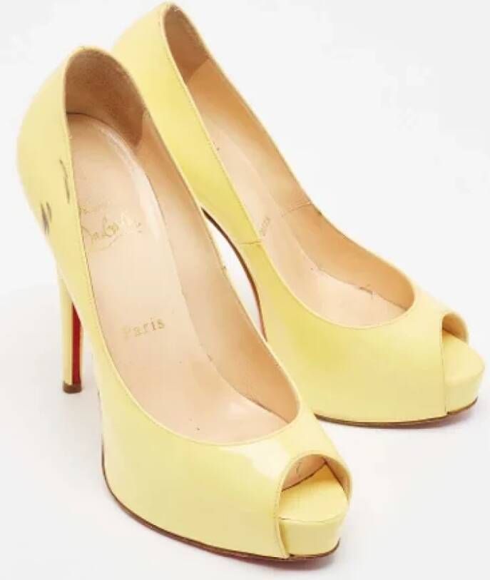 Christian Louboutin Pre-owned Leather heels Yellow Dames