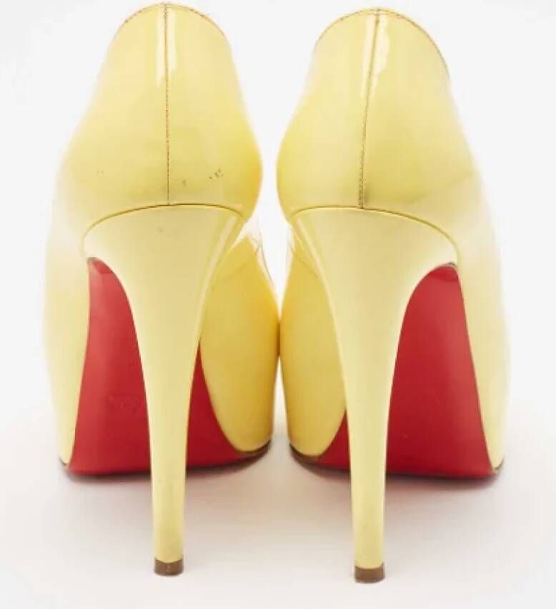 Christian Louboutin Pre-owned Leather heels Yellow Dames