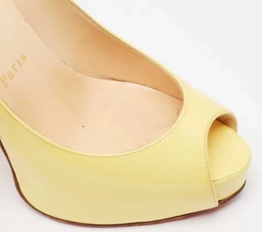 Christian Louboutin Pre-owned Leather heels Yellow Dames