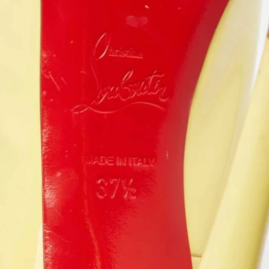 Christian Louboutin Pre-owned Leather heels Yellow Dames