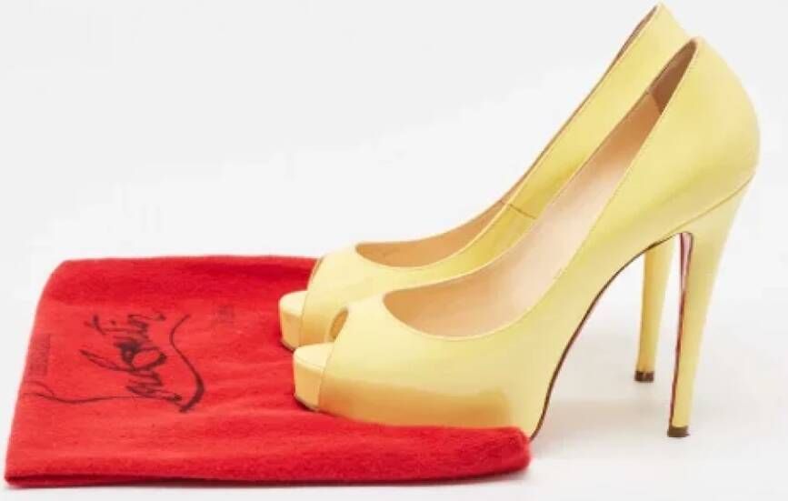 Christian Louboutin Pre-owned Leather heels Yellow Dames