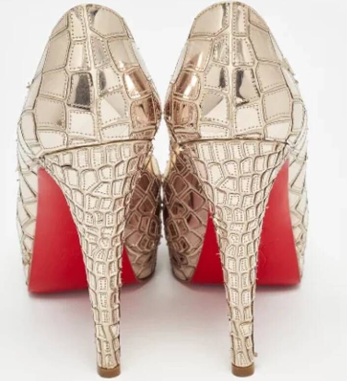 Christian Louboutin Pre-owned Leather heels Yellow Dames