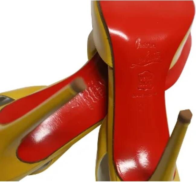 Christian Louboutin Pre-owned Leather heels Yellow Dames