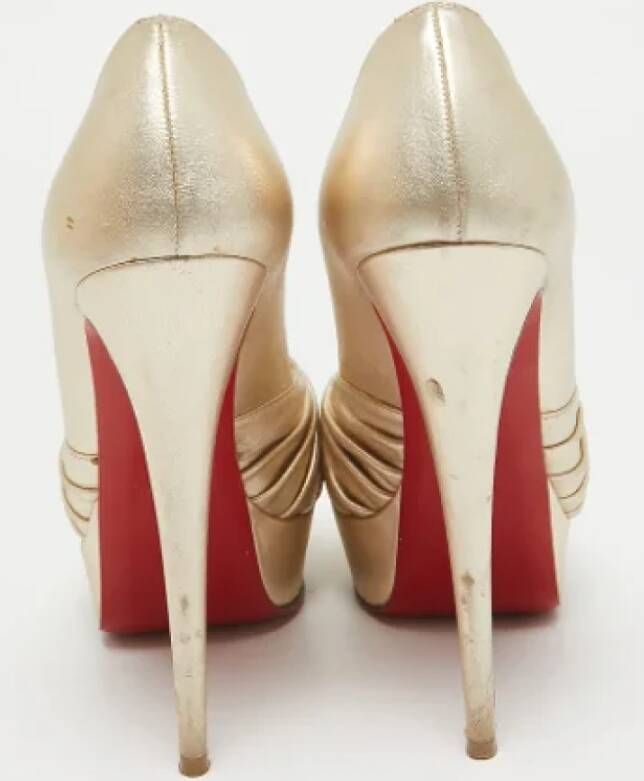 Christian Louboutin Pre-owned Leather heels Yellow Dames