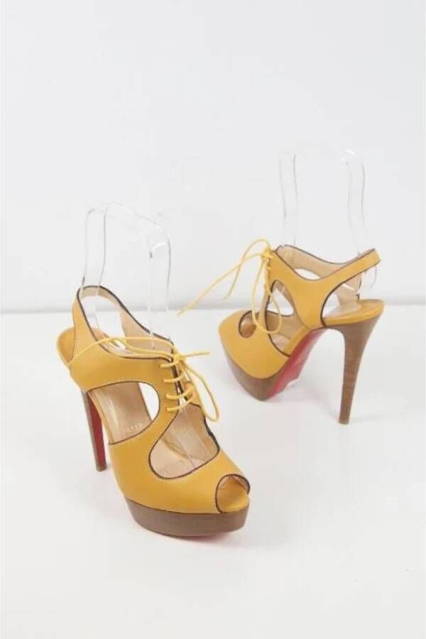 Christian Louboutin Pre-owned Leather heels Yellow Dames