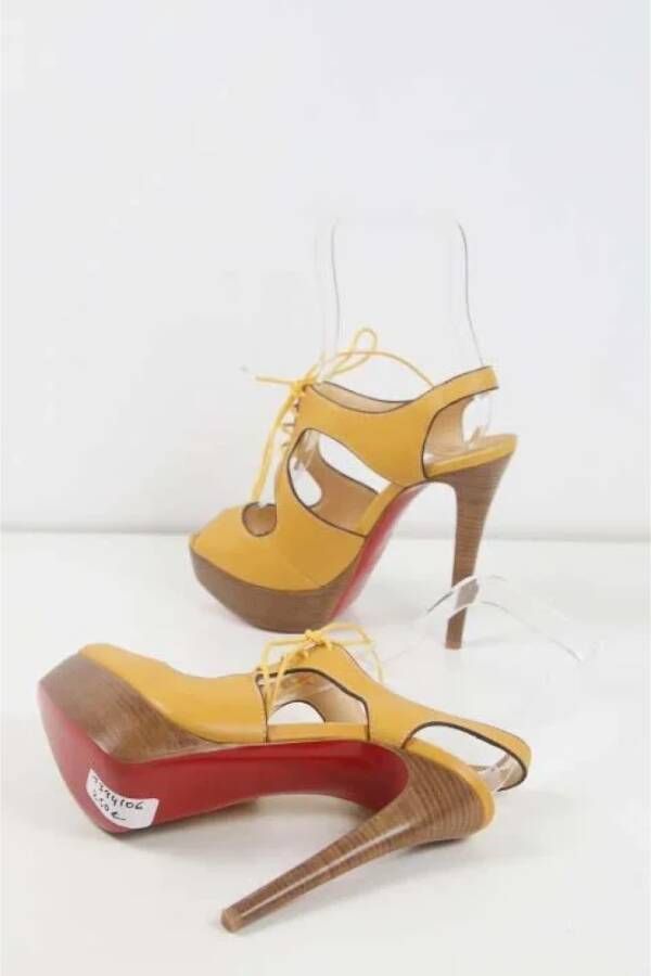 Christian Louboutin Pre-owned Leather heels Yellow Dames