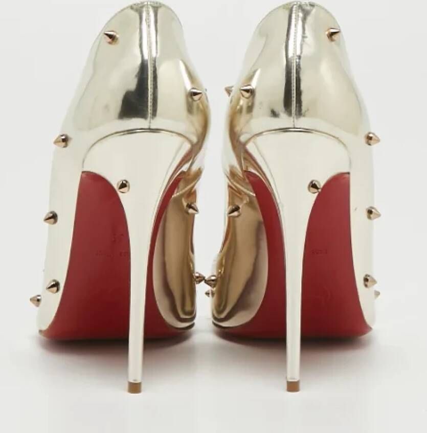 Christian Louboutin Pre-owned Leather heels Yellow Dames