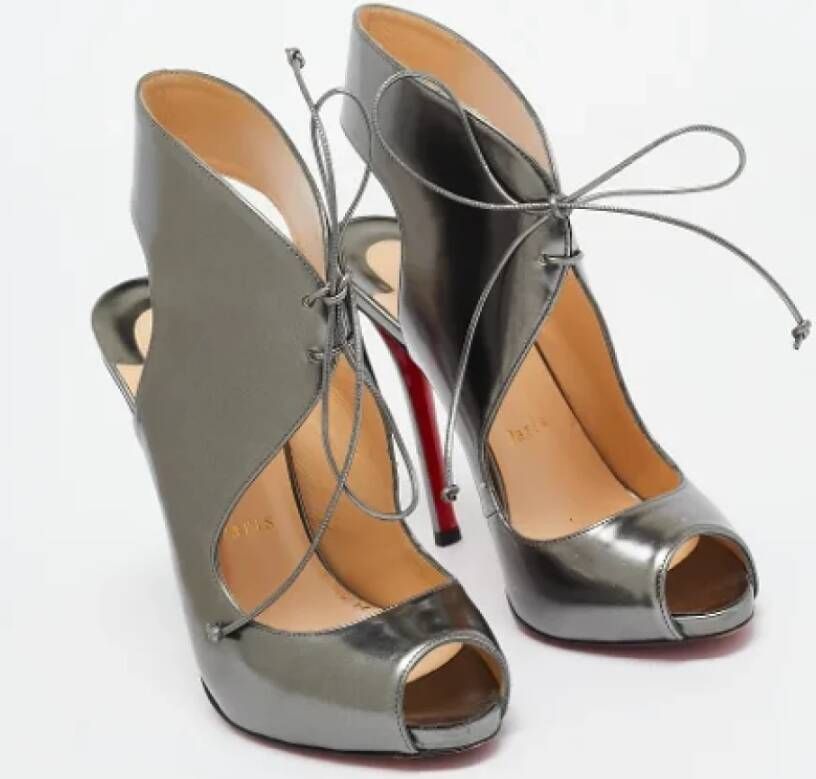 Christian Louboutin Pre-owned Leather sandals Gray Dames