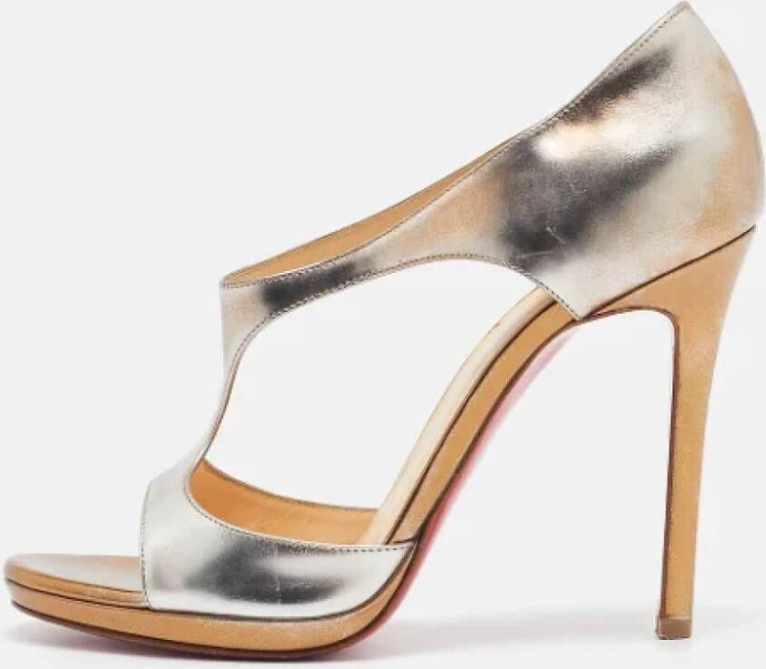 Christian Louboutin Pre-owned Leather sandals Gray Dames