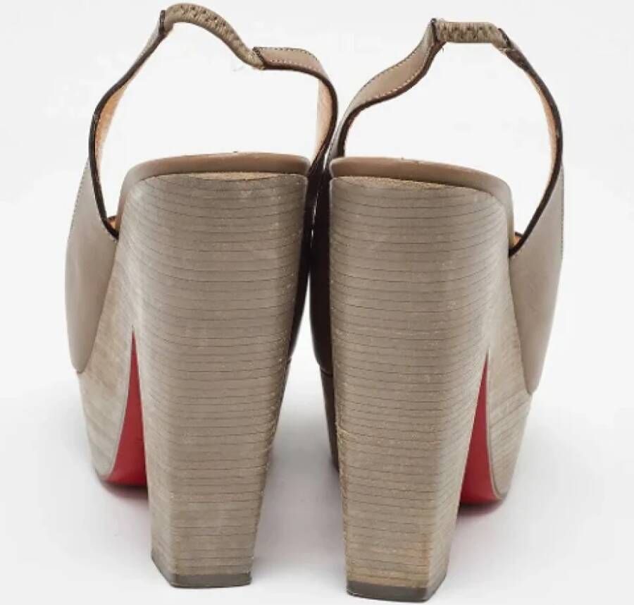 Christian Louboutin Pre-owned Leather sandals Gray Dames