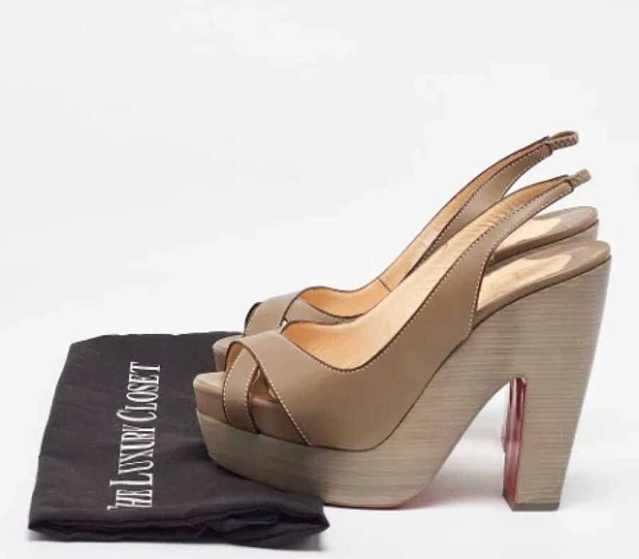 Christian Louboutin Pre-owned Leather sandals Gray Dames