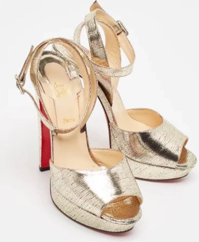 Christian Louboutin Pre-owned Leather sandals Yellow Dames