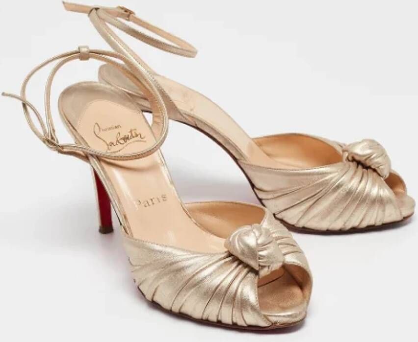 Christian Louboutin Pre-owned Leather sandals Yellow Dames