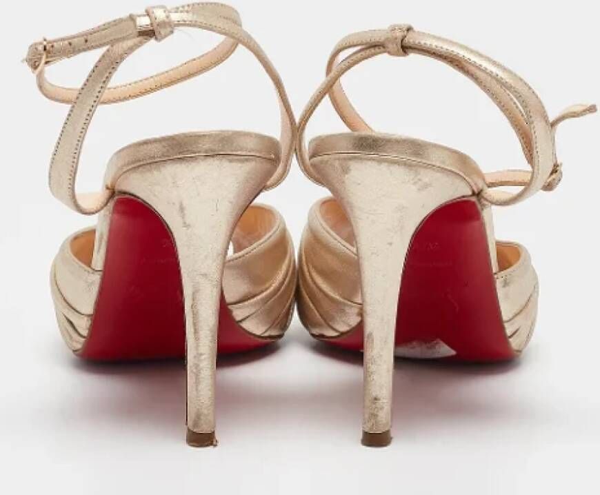 Christian Louboutin Pre-owned Leather sandals Yellow Dames