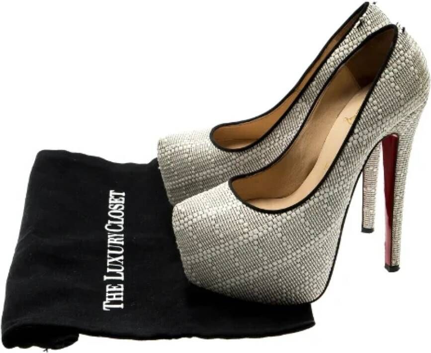 Christian Louboutin Pre-owned Raffia heels White Dames