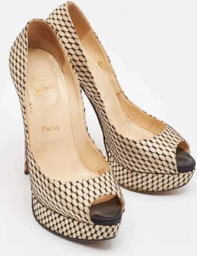 Christian Louboutin Pre-owned Satin heels Beige Dames