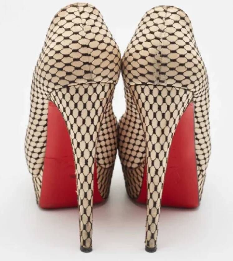 Christian Louboutin Pre-owned Satin heels Beige Dames