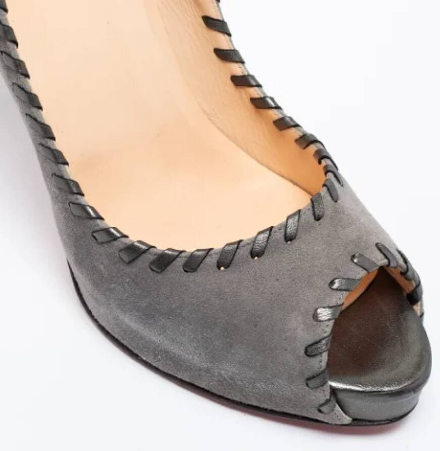 Christian Louboutin Pre-owned Suede heels Gray Dames