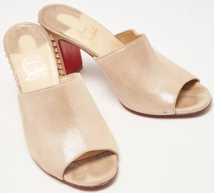 Christian Louboutin Pre-owned Suede sandals Beige Dames